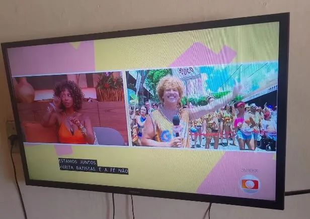 TV LED 32 polegadas Full HD funcionando - Foto 2