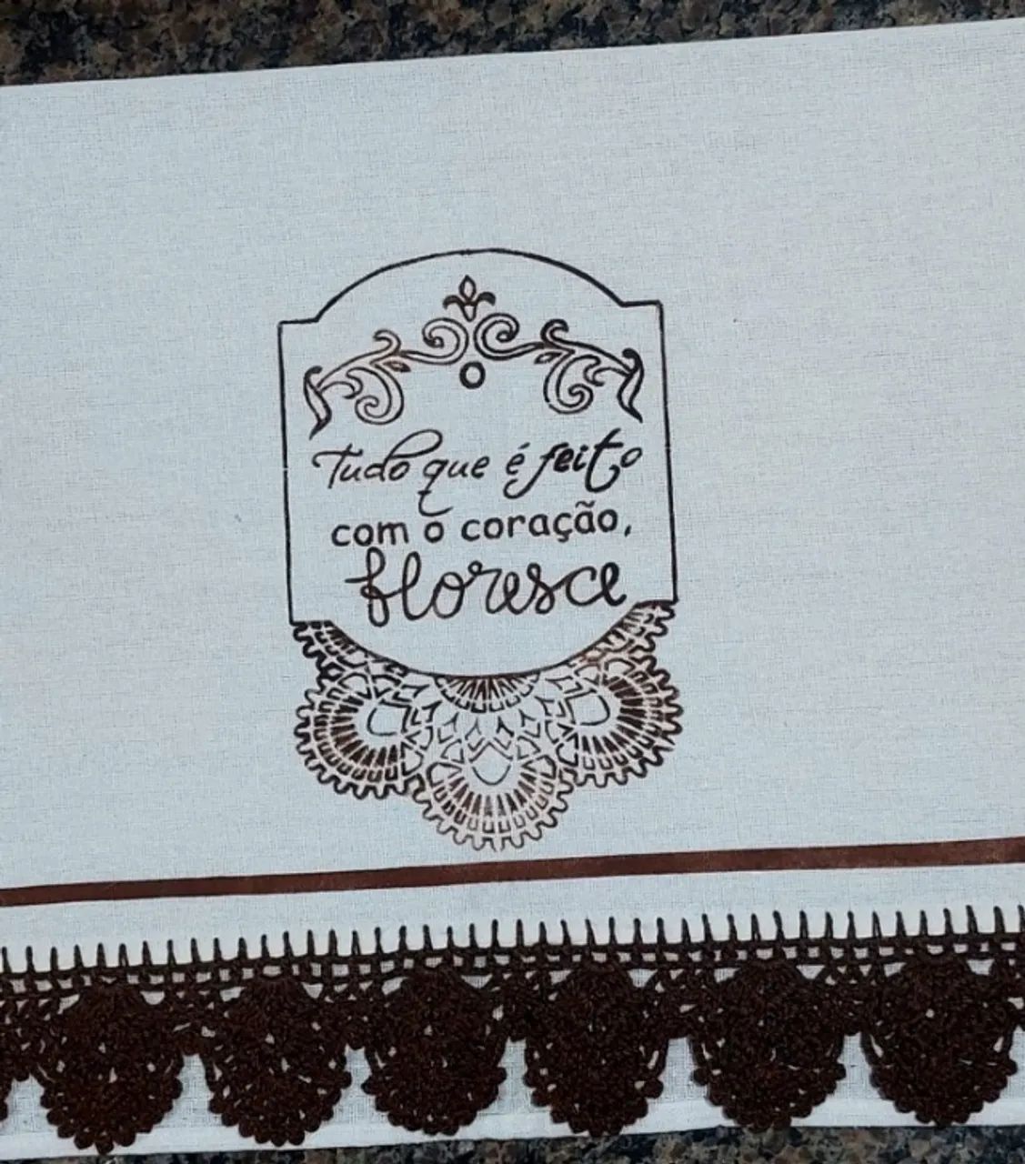 Pano de Prato "Tudo que é feito com amor, floresce" com acabamento em crochê largo marrom