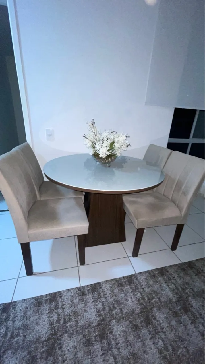 Mesa de Jantar Redonda com Cadeiras