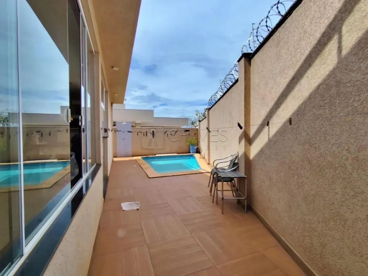 Casa condomínio de 3 suítes à venda no Condomínio Praça das Flores, 236,90 m², bairro Quin - Foto 2