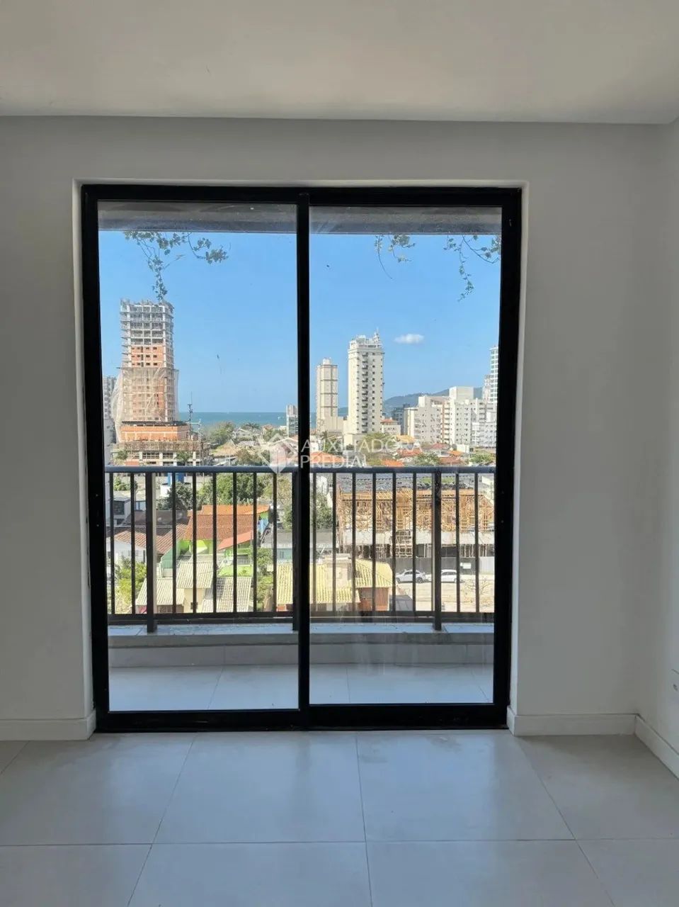 Apartamento com sacada e 2 quartos no Perequê - Foto 3