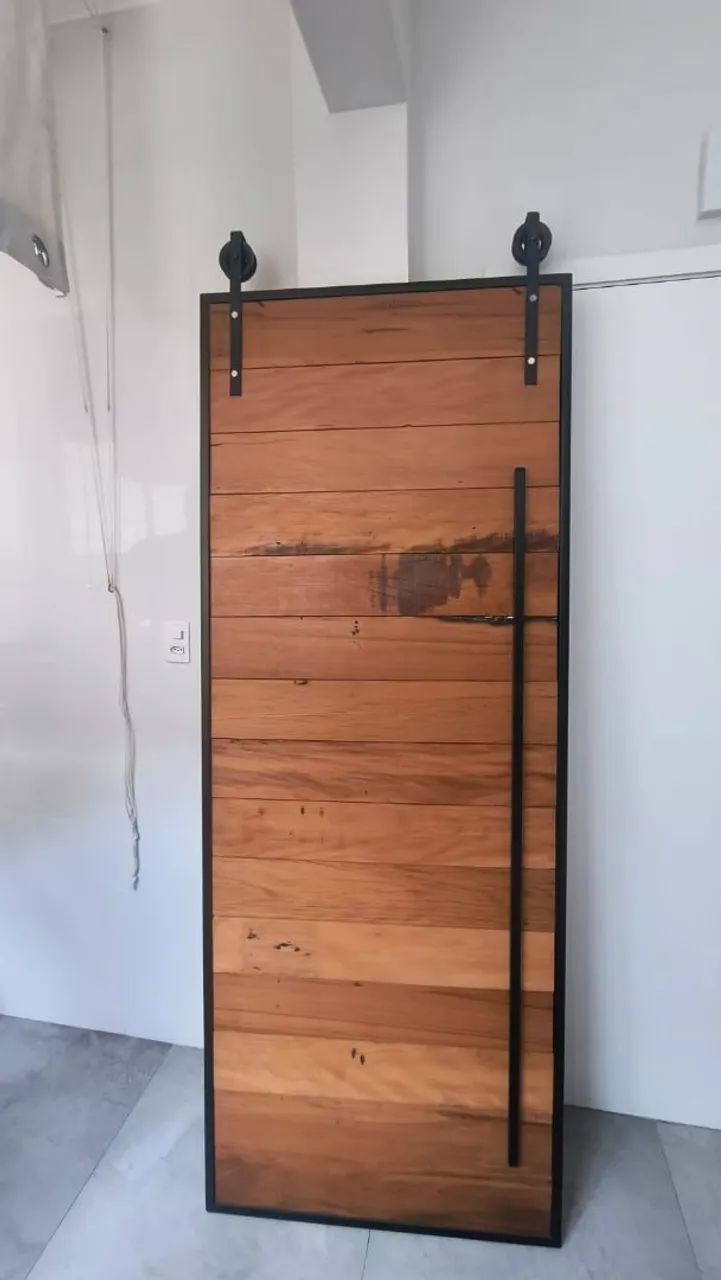 Porta de correr, de madeira rústica, com kit para instalação