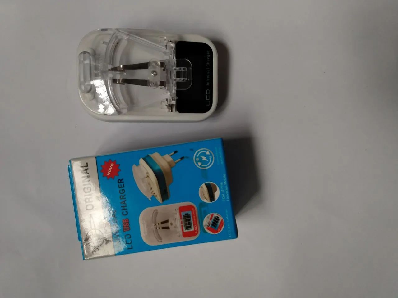 Carregador Universal LCD USB  usado funcionado. - Foto 3