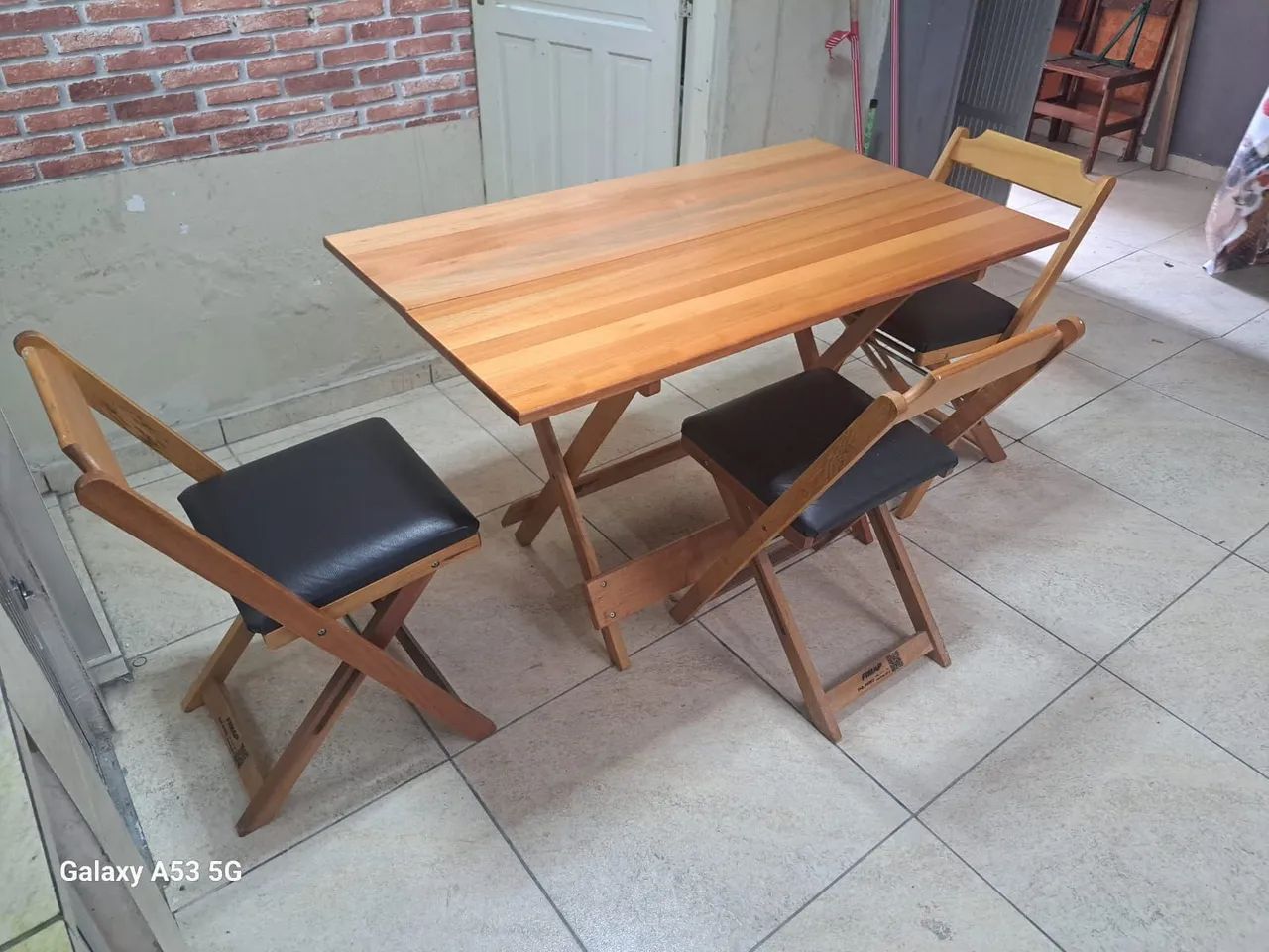 Mesa do e 3 cadeiras dobrável. 
