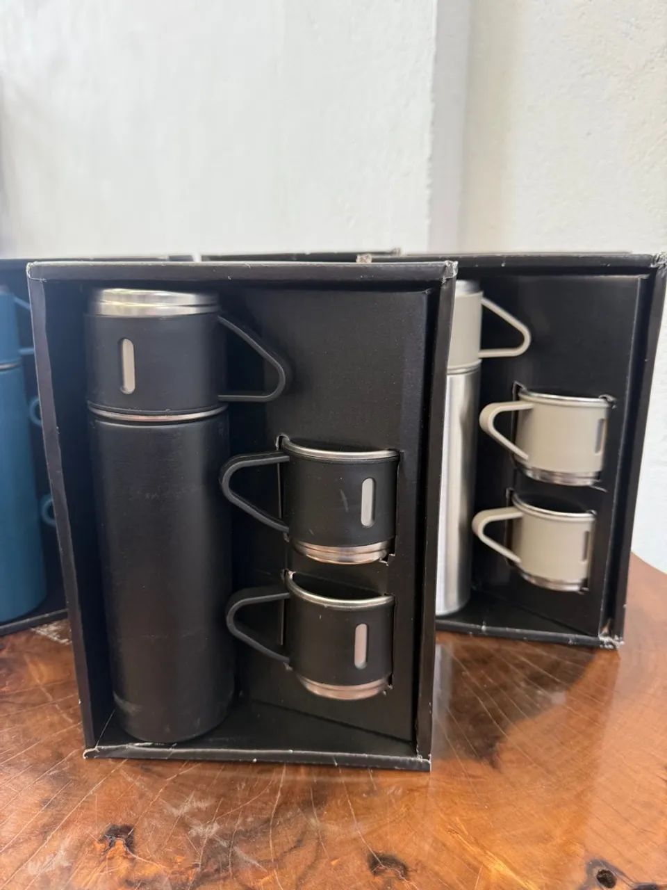 Kit de Garrafa Térmica com 3 Canecas - Foto 3