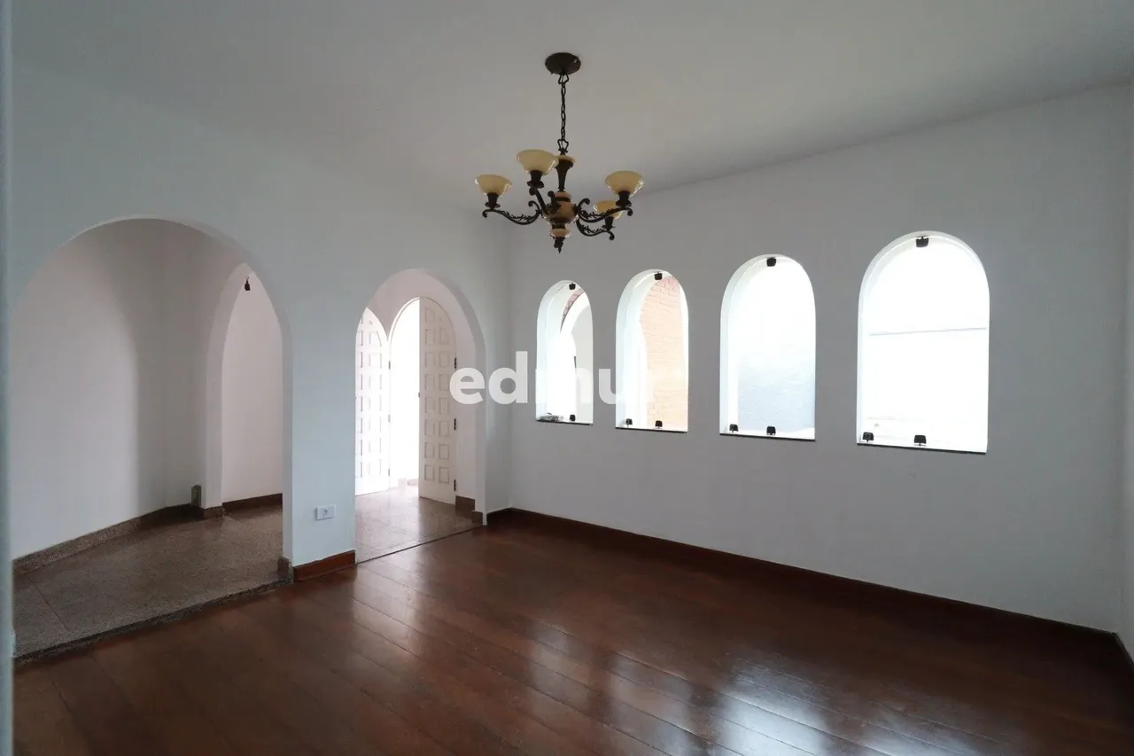 CASA para ALUGUEL com 270m² no bairro Centro com 5 quartos e 4 vagas. Ribeirão Pires, SP