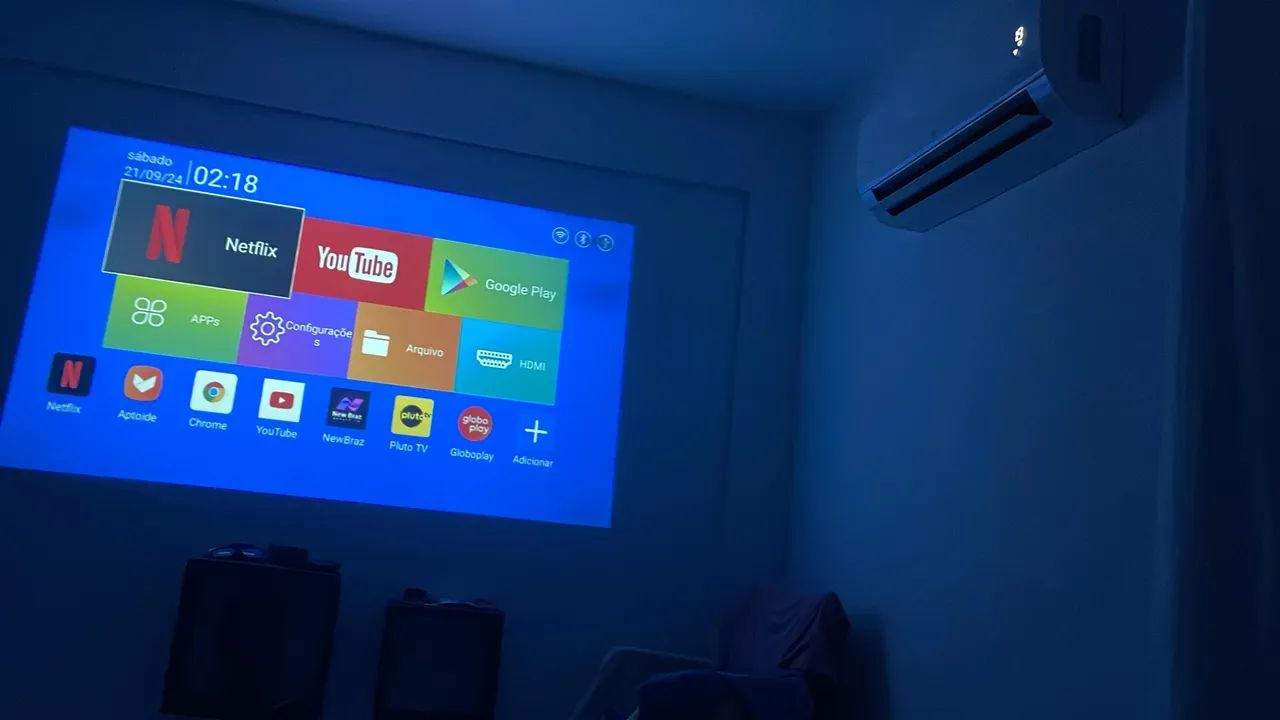 Projetor Portátil - Faça seu cinema em casa até 140 polegadas  - Foto 2
