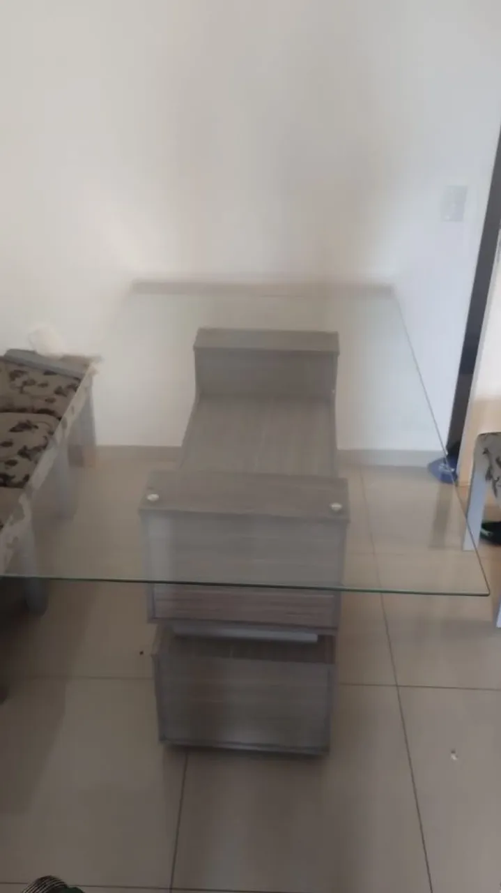 Mesa de centro com design moderno e vidro