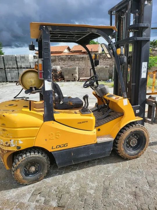 Empilhadeira logg usada 2018 preço caiu de 75k para 70k - Foto 2