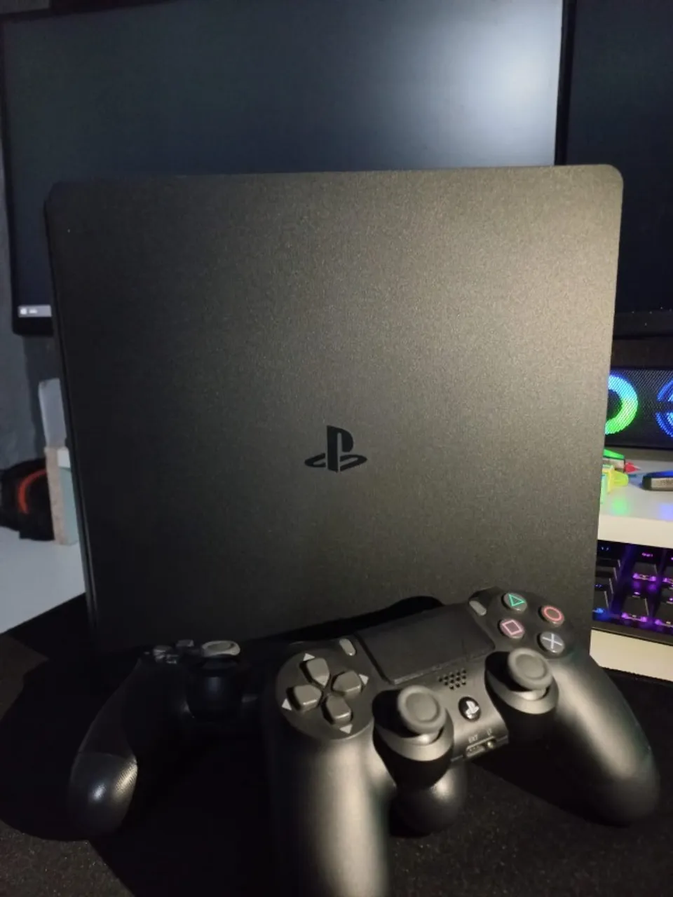 PlayStation 4 1TB (2 Controles) + God of War Ragnarök