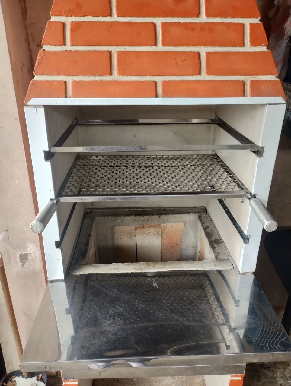 Churrasqueira de alvenaria com estrutura em aço inox
