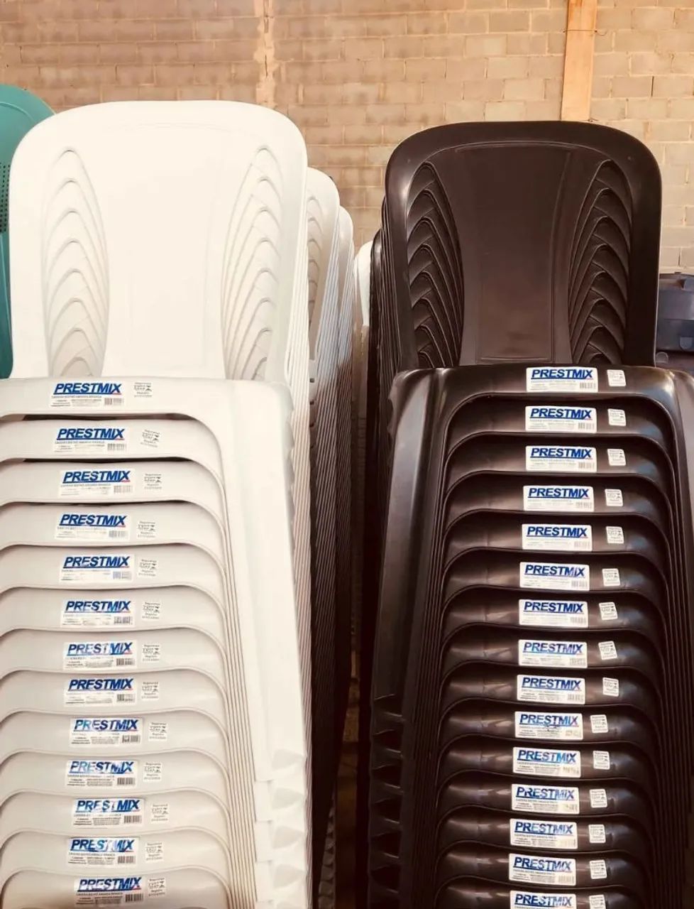 Cadeiras de Plástico Novas e a mesa produto novo.  - Foto 3