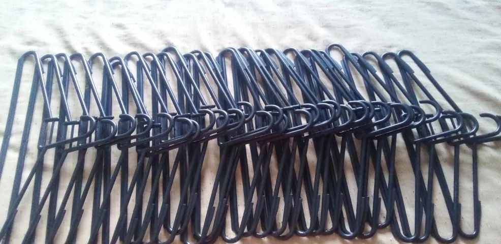 Cabide de plástico preto.