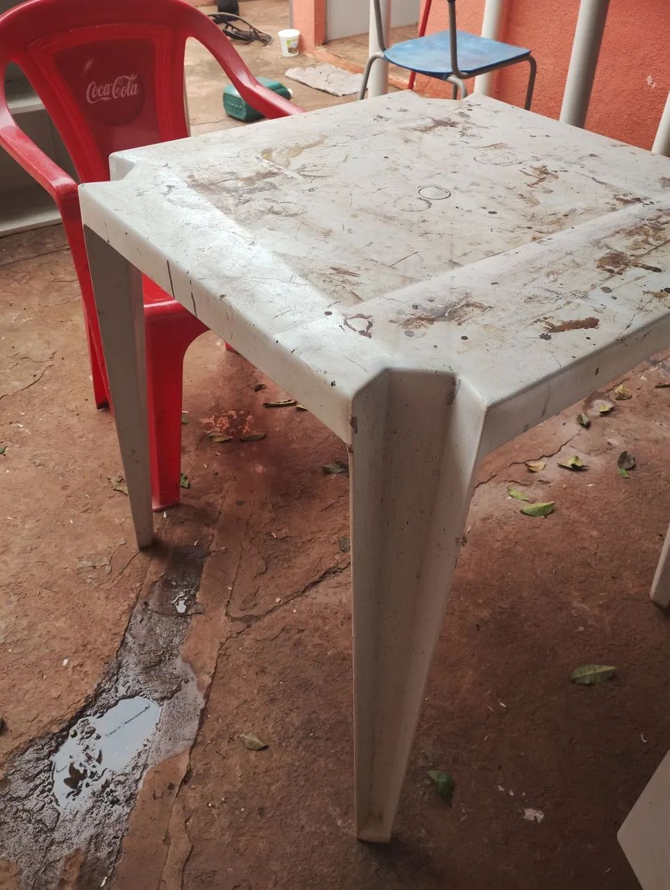 Mesa de plástico com uma cadeira apenas 50 reais 