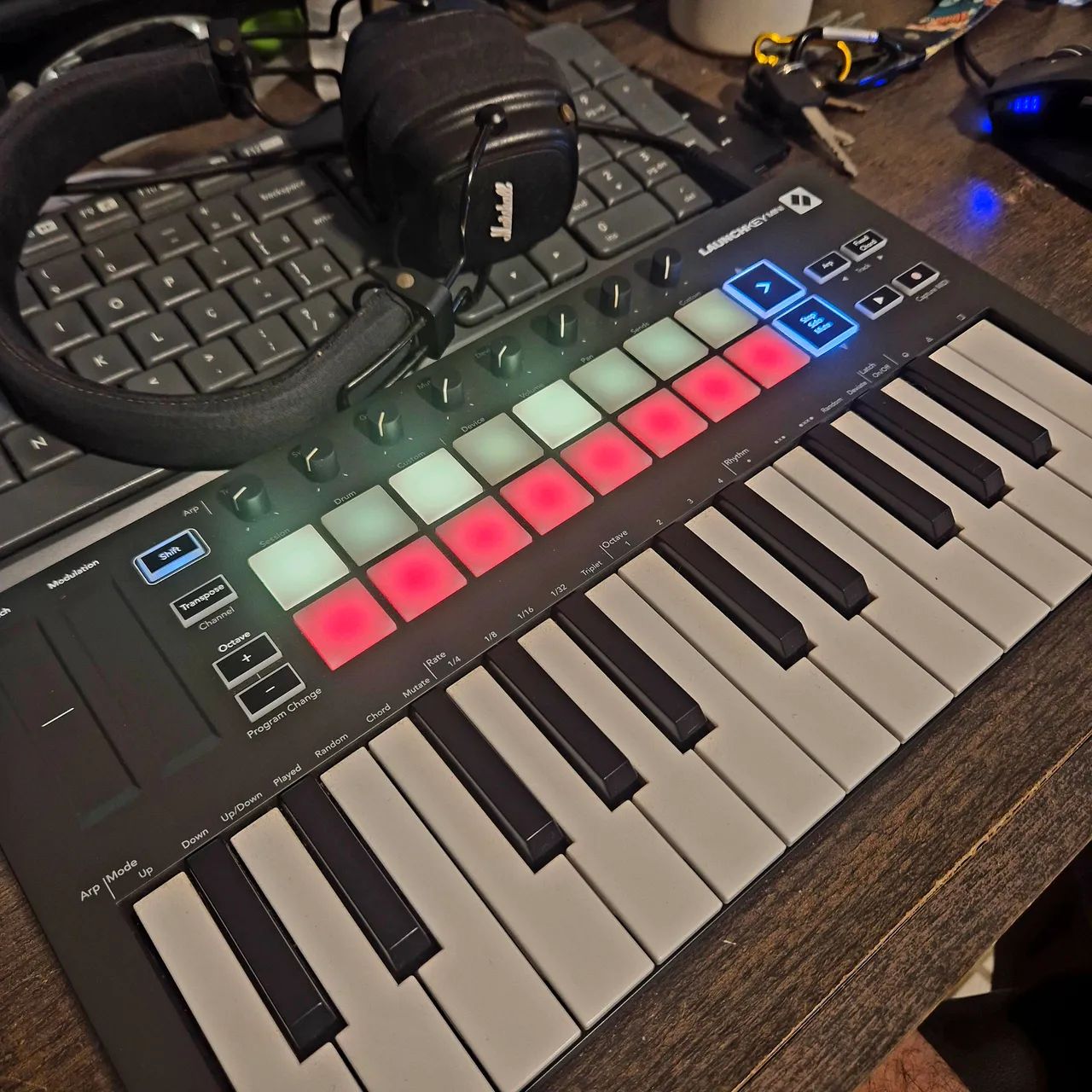 Controlador MIDI Novation Launchkey Mini MK3 - Foto 2