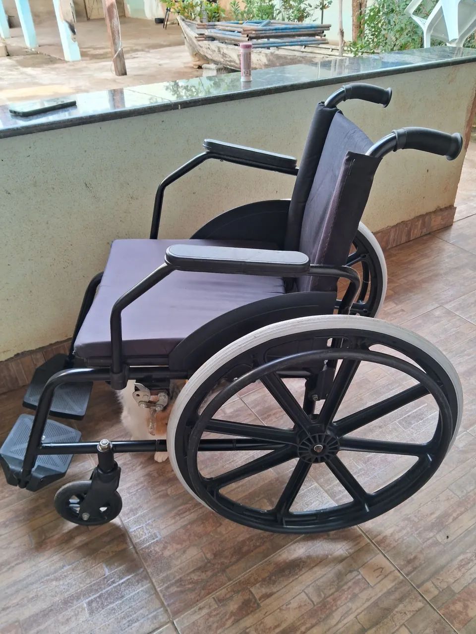 Vendo CADEIRA DE RODAS E DE BANHO - Foto 2