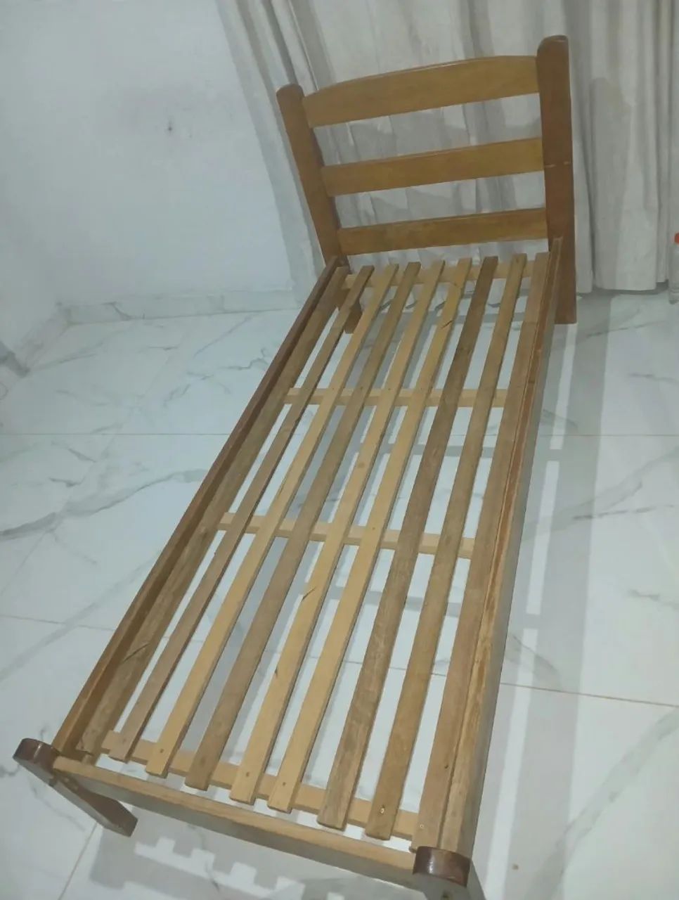 Cama de solteiro de madeira 