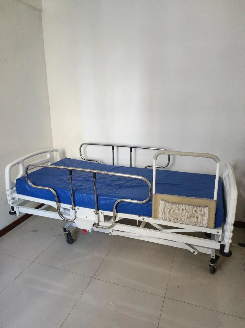 Cama hospitalar com 3 manivelas e com pouco uso. - Foto 2
