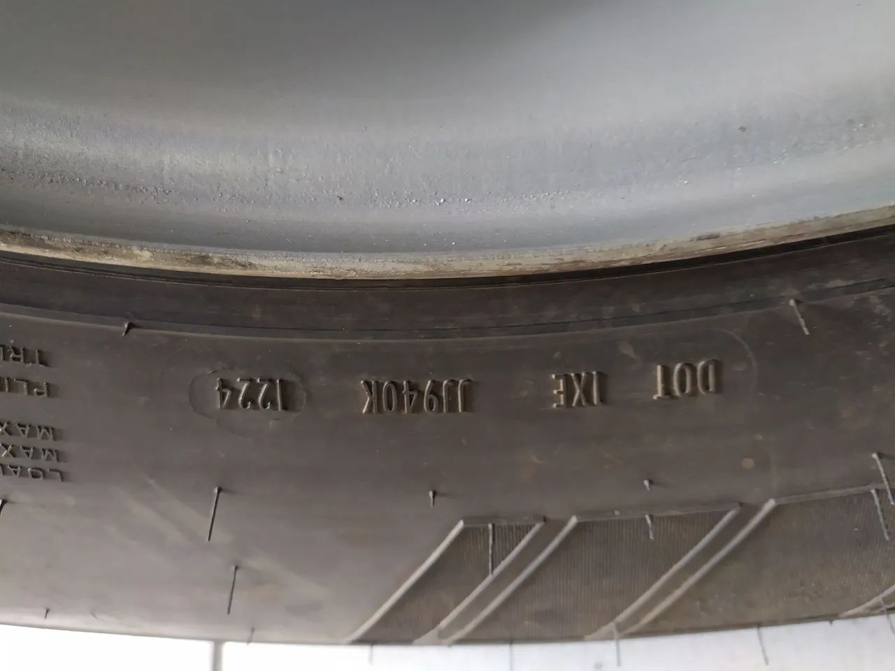 Pneu 295 /80 R 22.5 com roda seminovo - Foto 5