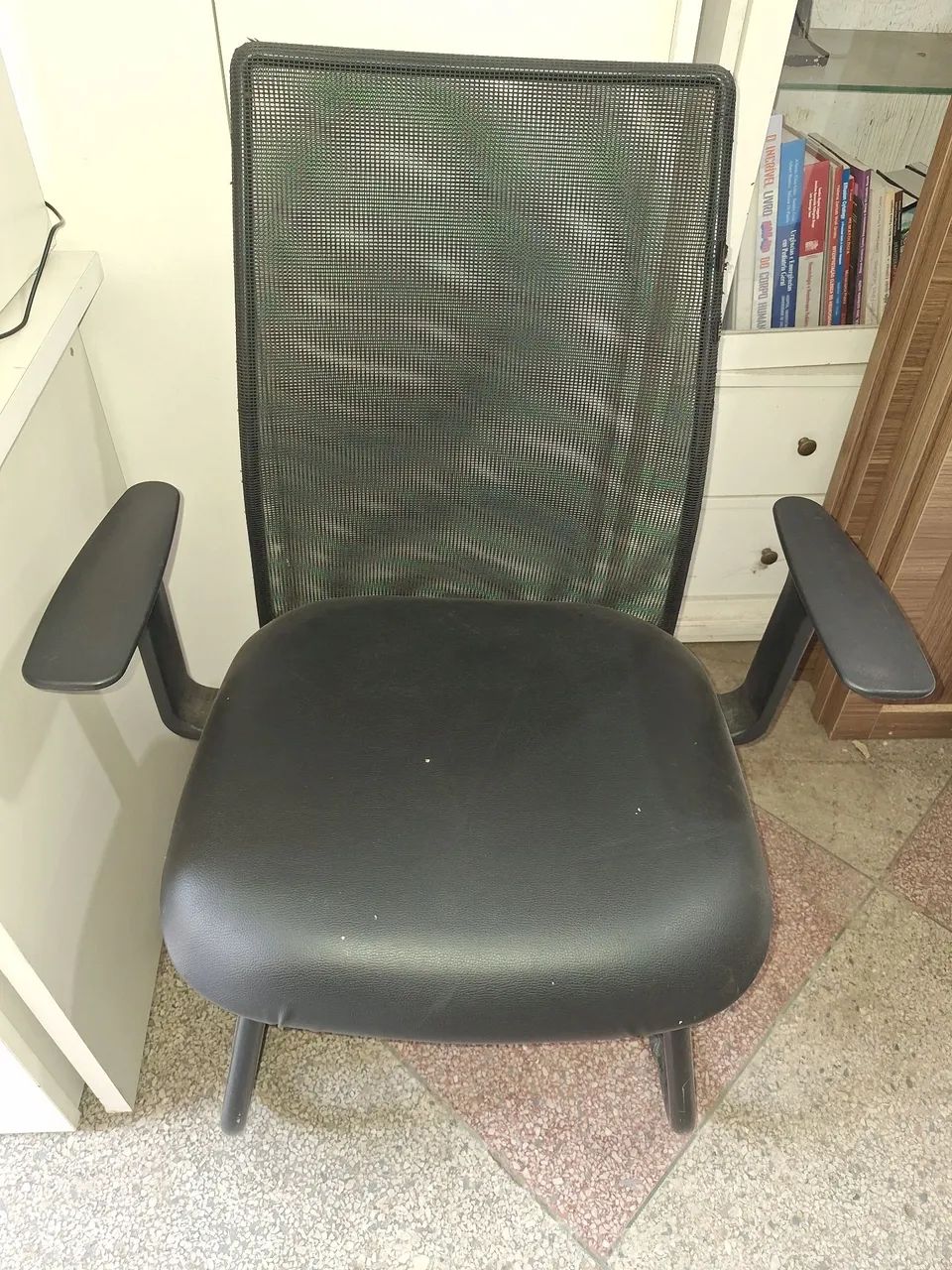 Cadeira fixa resistente em bom estado.  - Foto 2