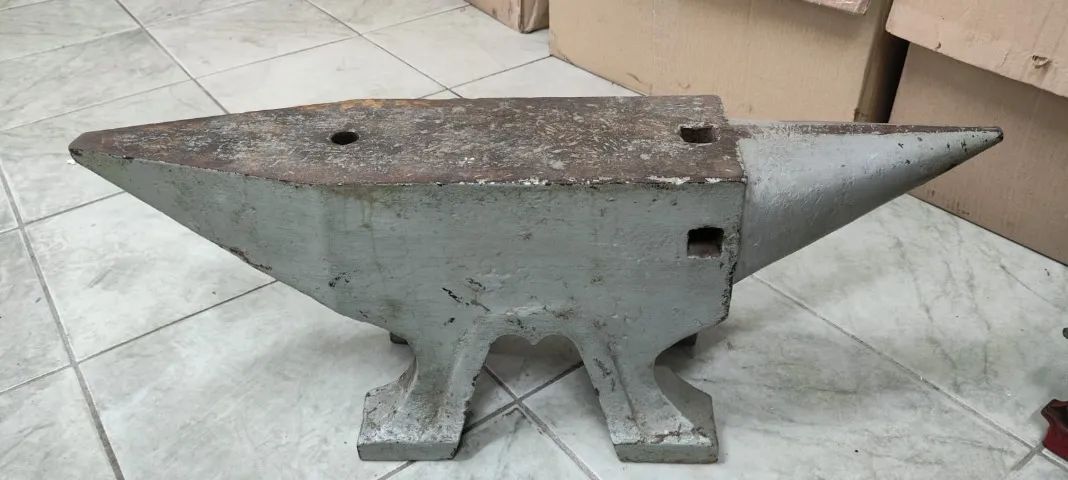 Bigorna Antiga 80 kilos, extremamente conservada era do Senai.