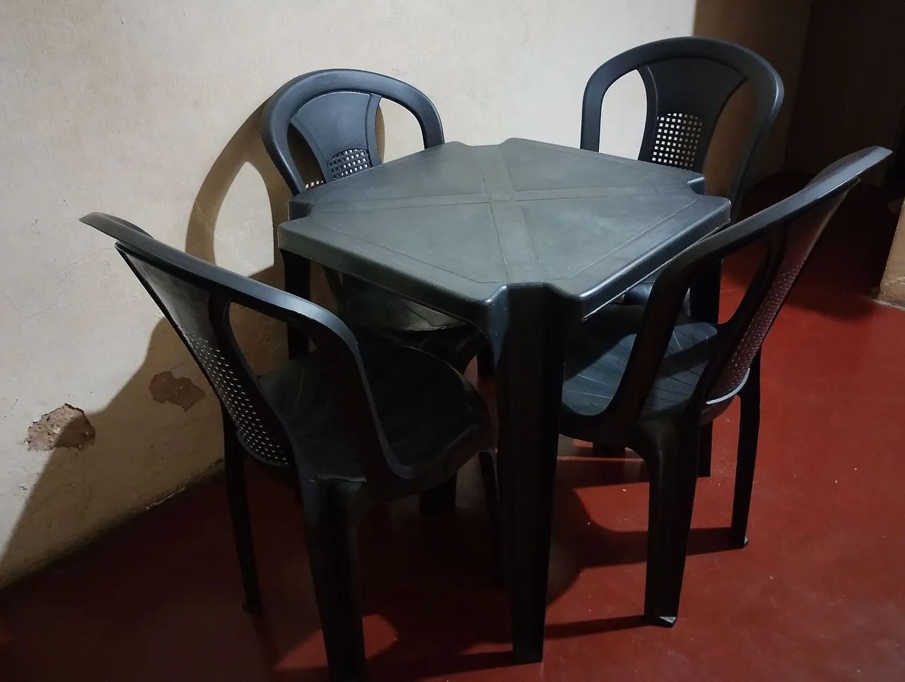1 mesa e 4 cadeiras de plástico  - Foto 3