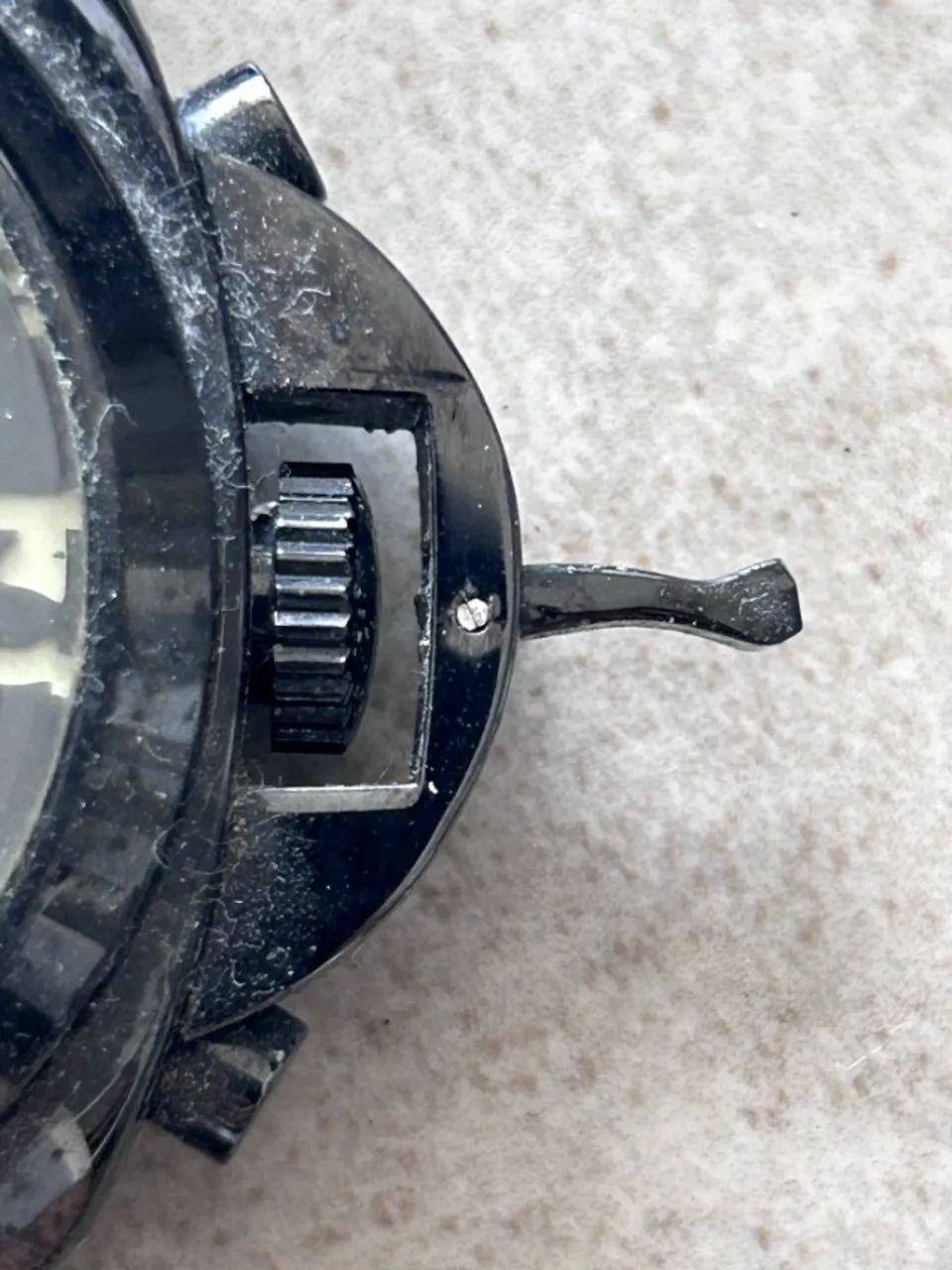 Relógio analógico redondo preto com pulseira de couro marrom da marca MEGIR® - Foto 3