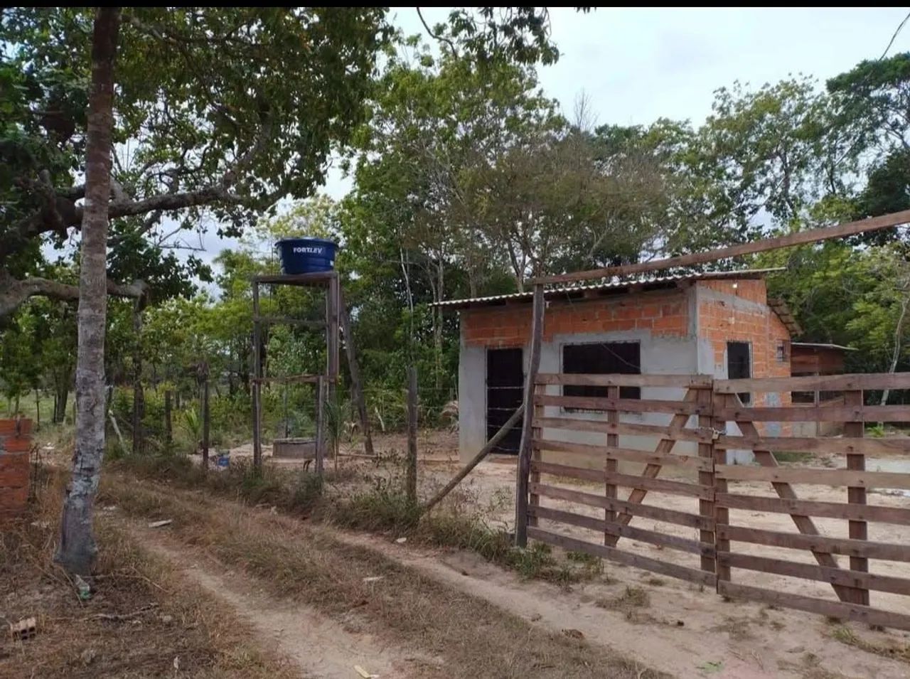 terreno no Goiabal com casa e espaço para criação de Aves 
