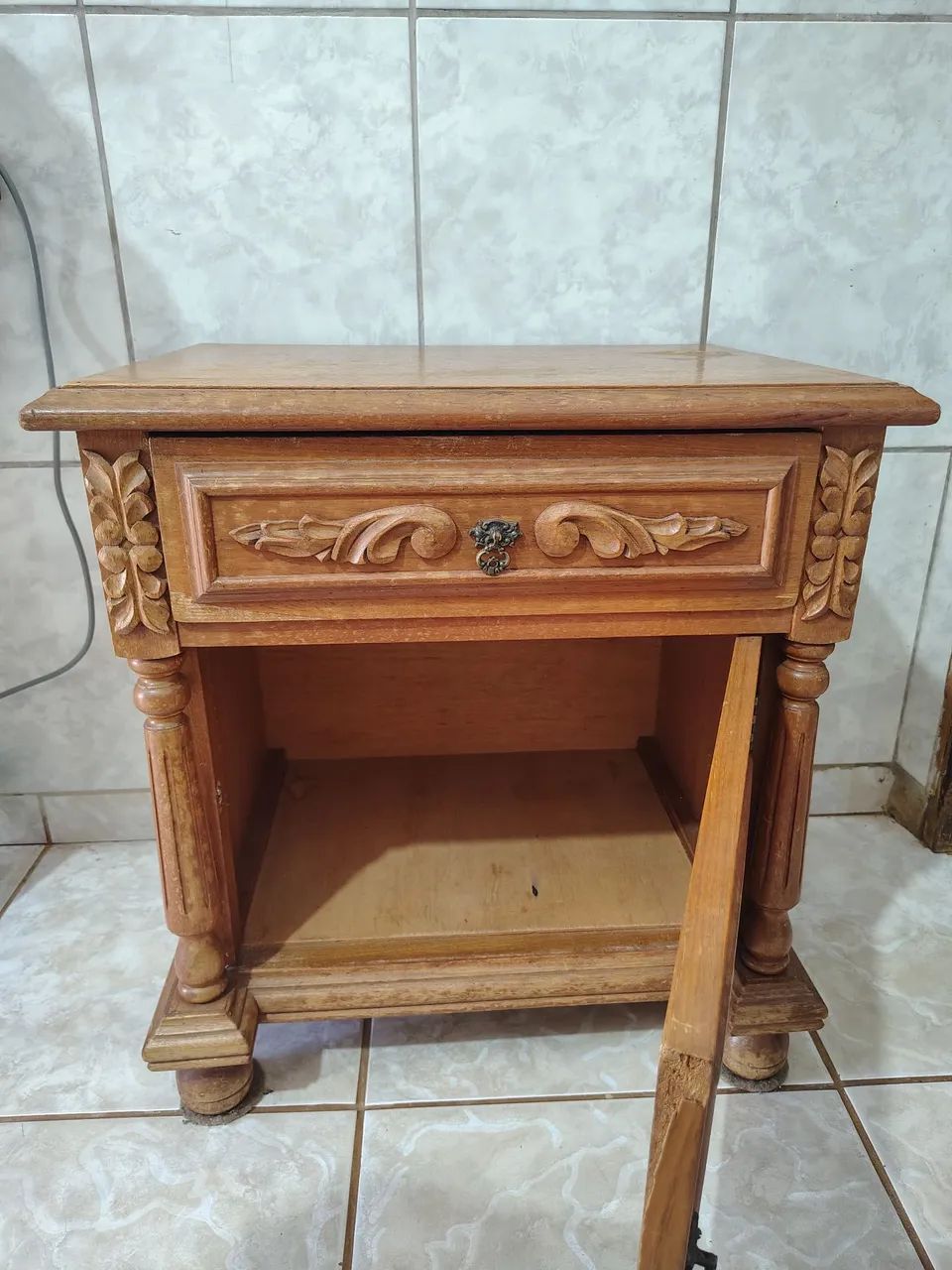 Criado mudo em madeira trabalhada  - Foto 2