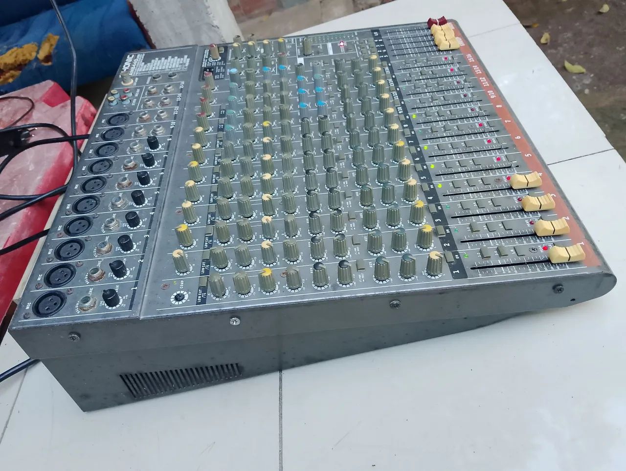 Vendo mesa de som funcionando 