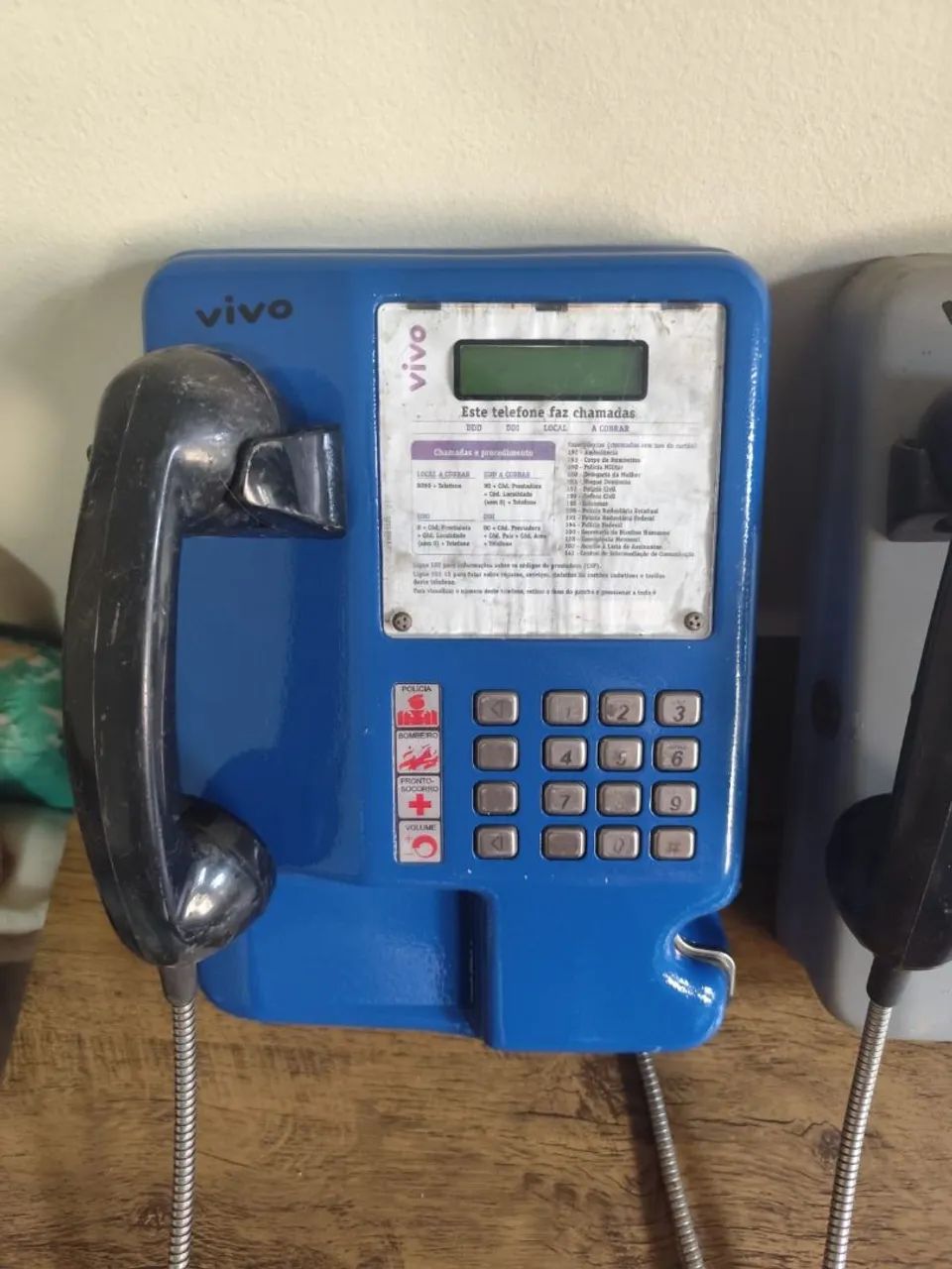 Aparelho telefônico orelhão retrô com chave 