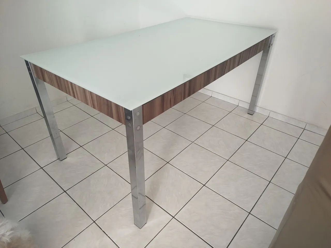 Vendo mesa e cadeiras. 6 lugares. 