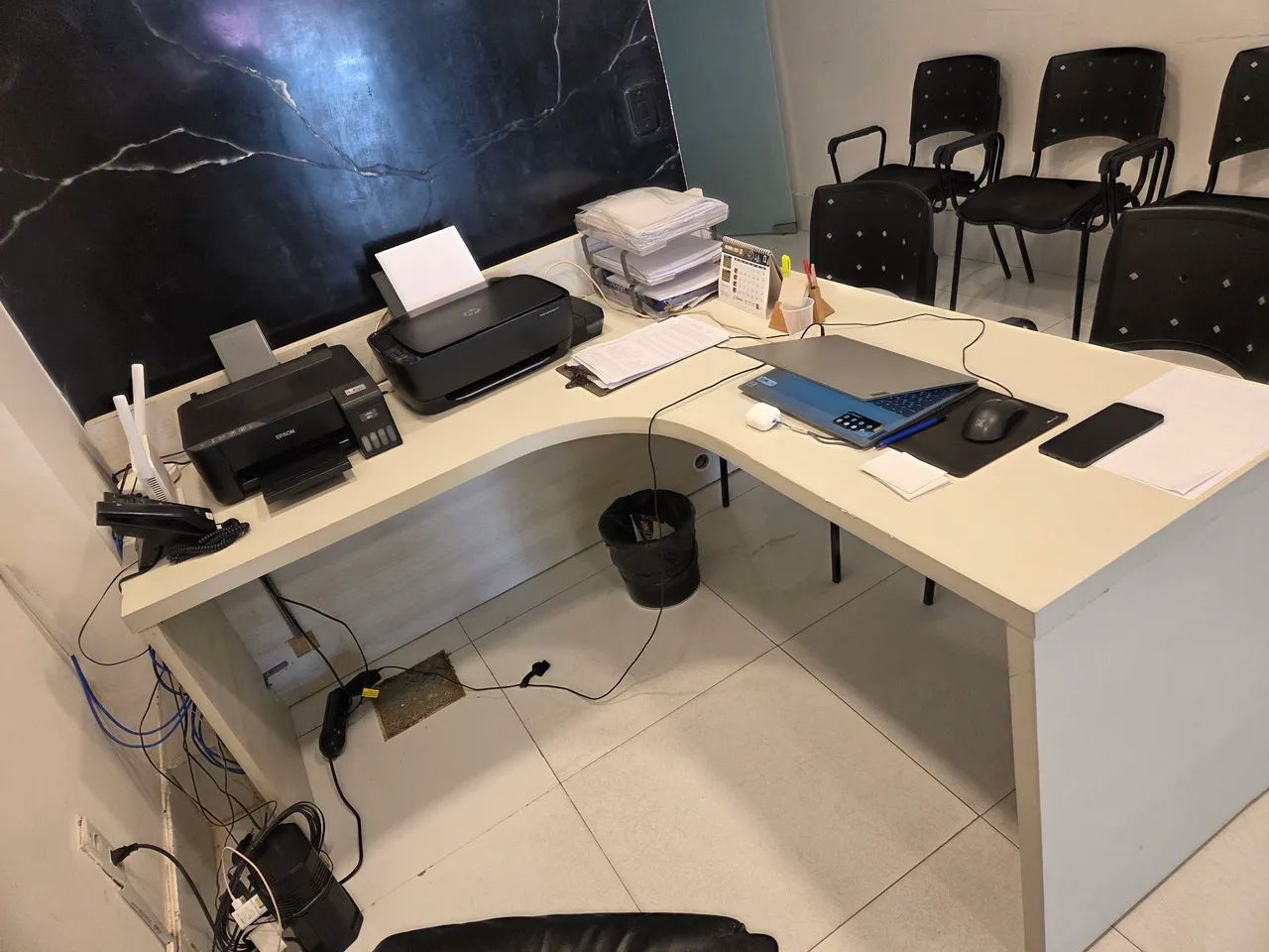 Mesa em L curvado