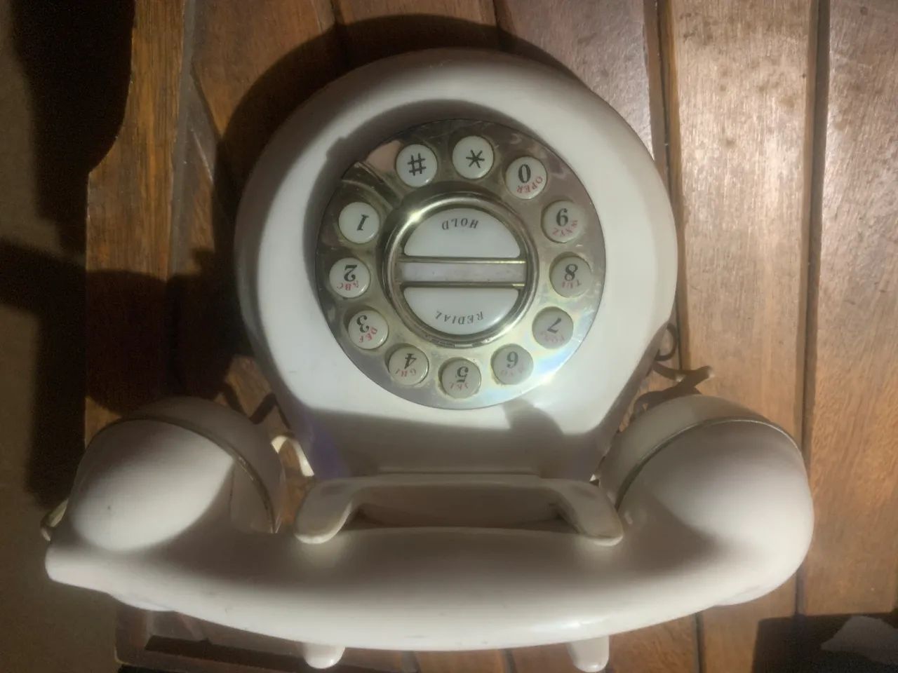 telefone fixo de estilo retrô branco. - Foto 3