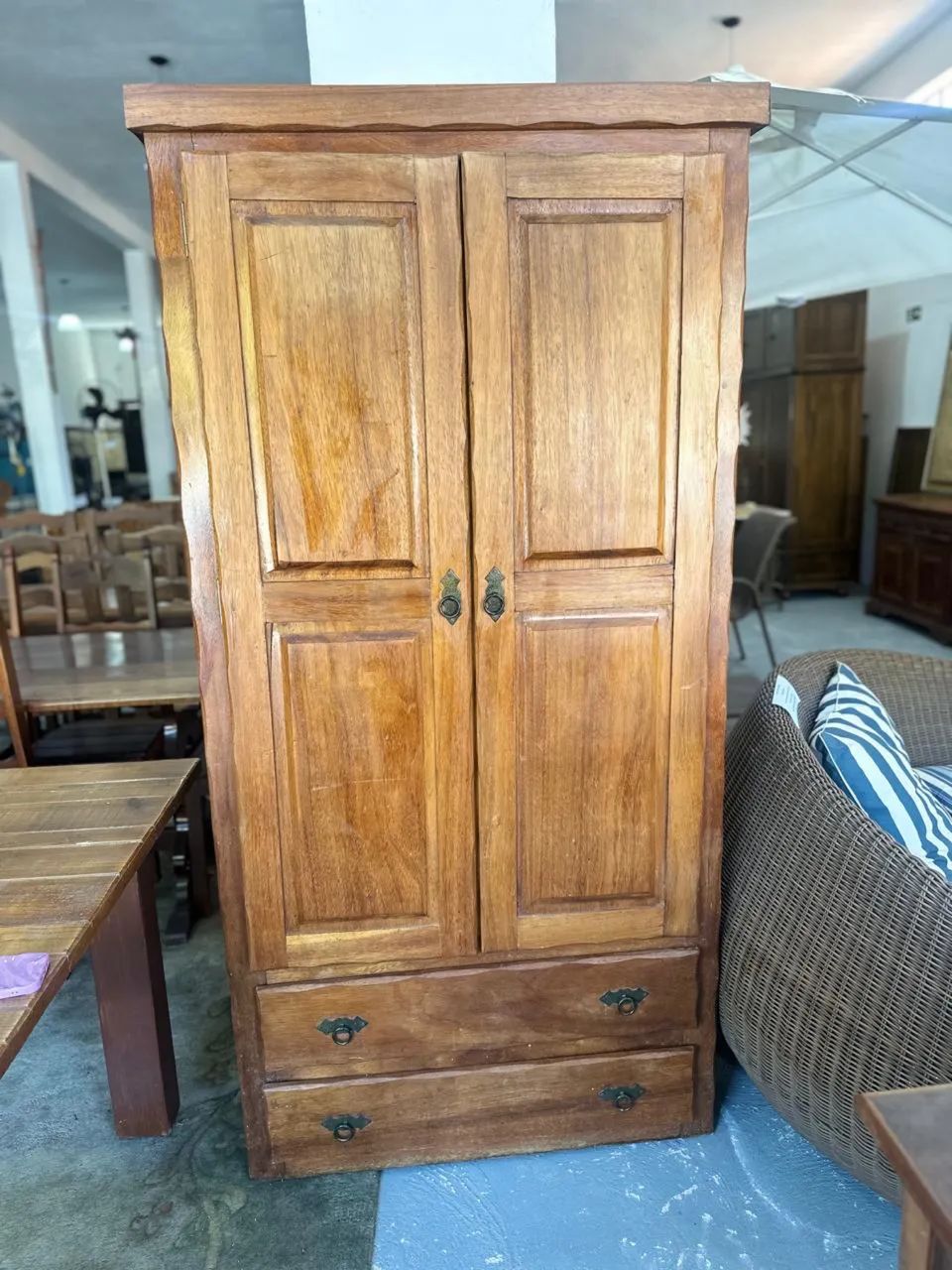 Guarda roupas de Madeira maciça 2 portas - Foto 2