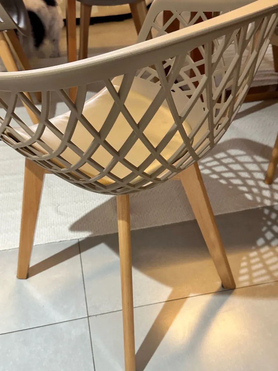 Vendo mesa e cadeiras lindas e novas  - Foto 4