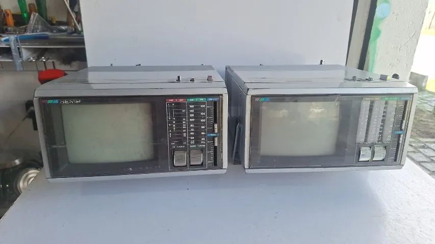 2 Tvs Semp 5 polegadas cores, peças ou decoração 120,00 cada as 2 por 200,00 - somos lojaj