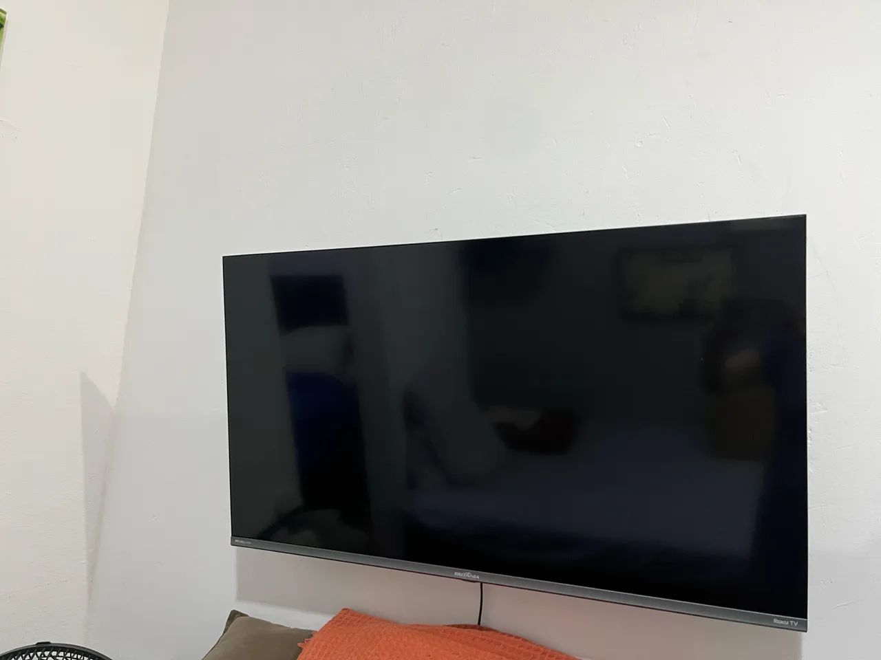 Smart tv Britânia Roku 40/polegadas um ano de uso. Valor 800 centro lapa.