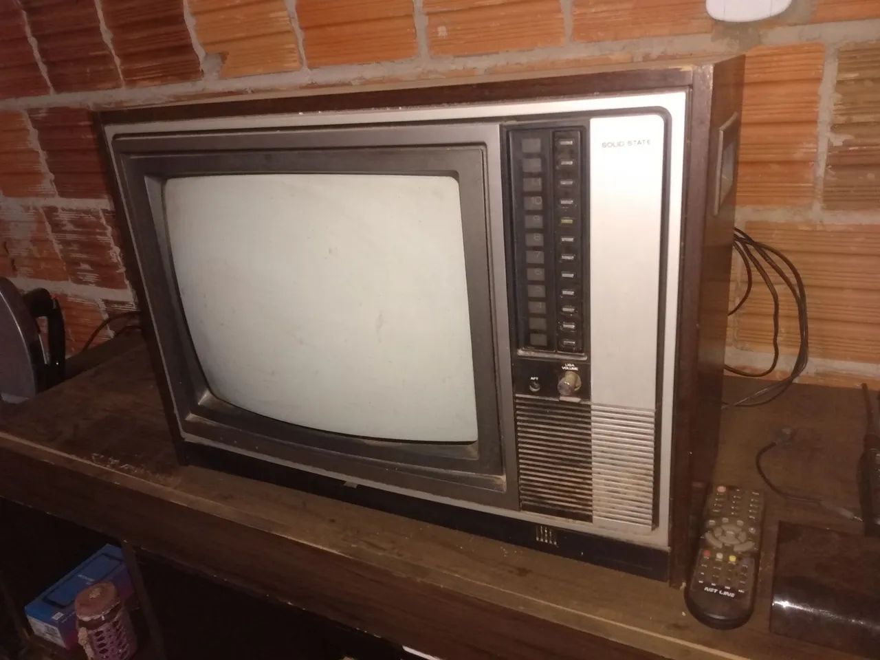 Televisão antiga de madeira (Funcionando) com controle  - Foto 3