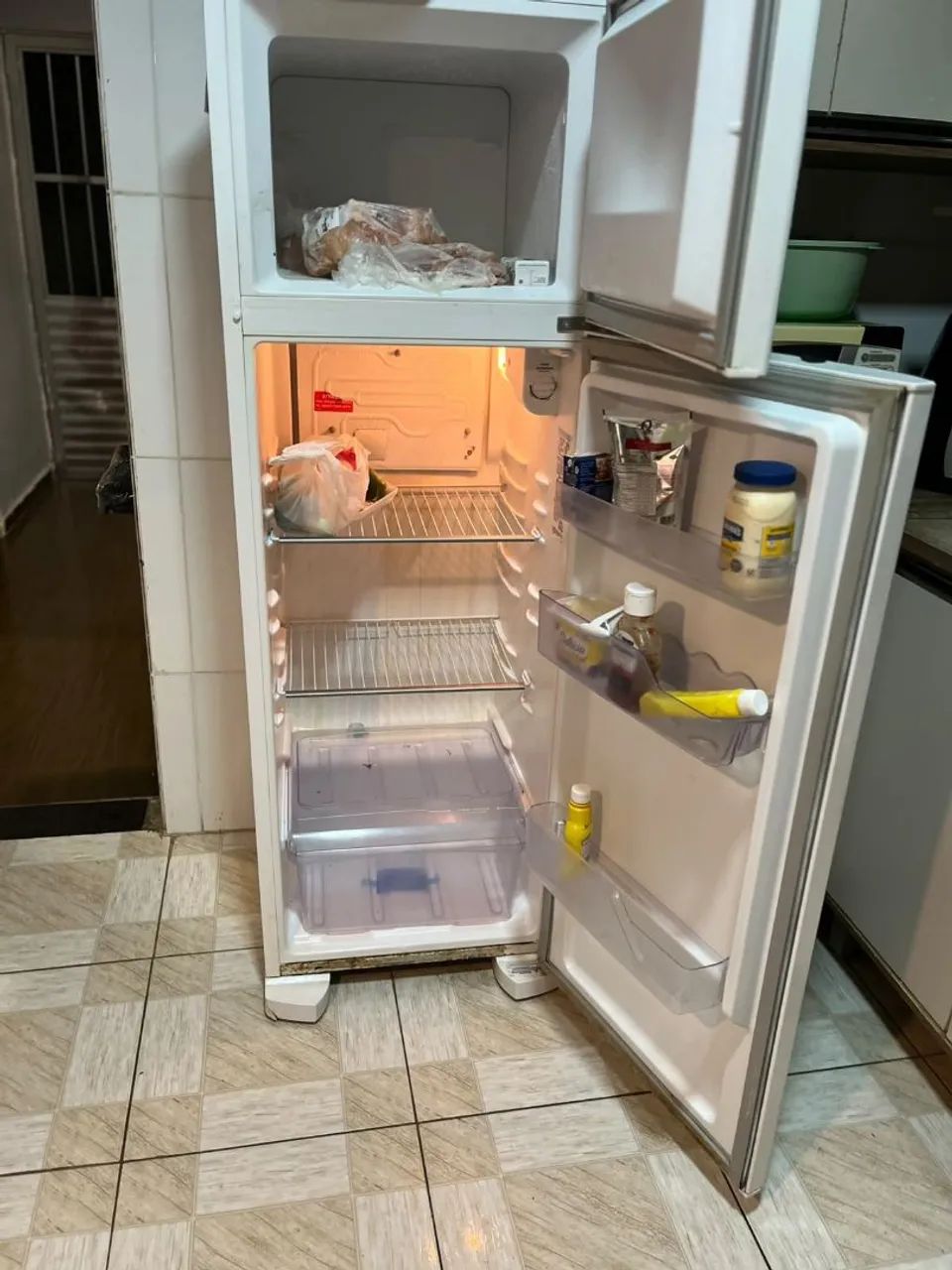 Geladeira SEM MARCAS DE FERRUGEM 