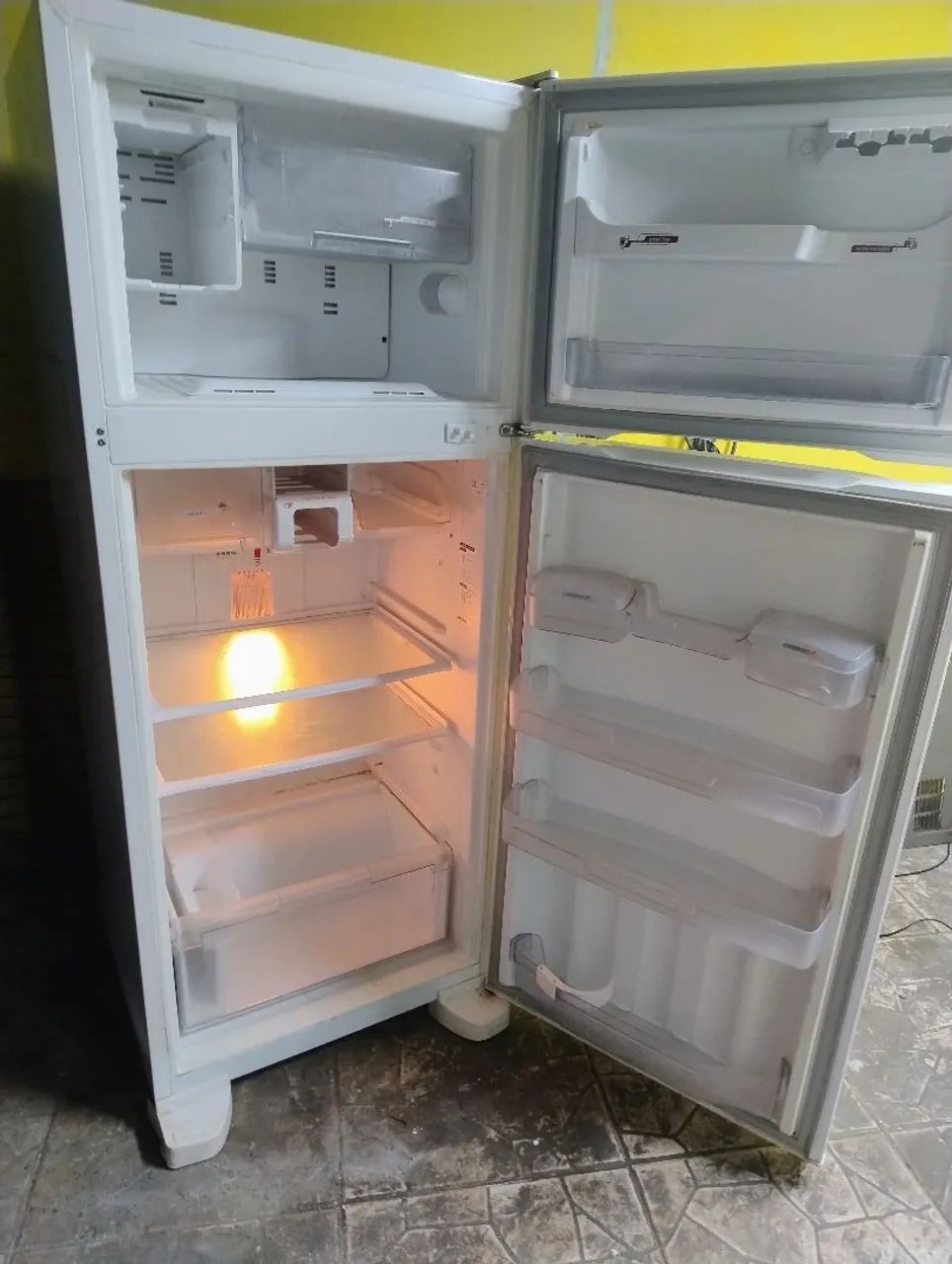 Geladeira Frost Free funcionando perfeitamente 