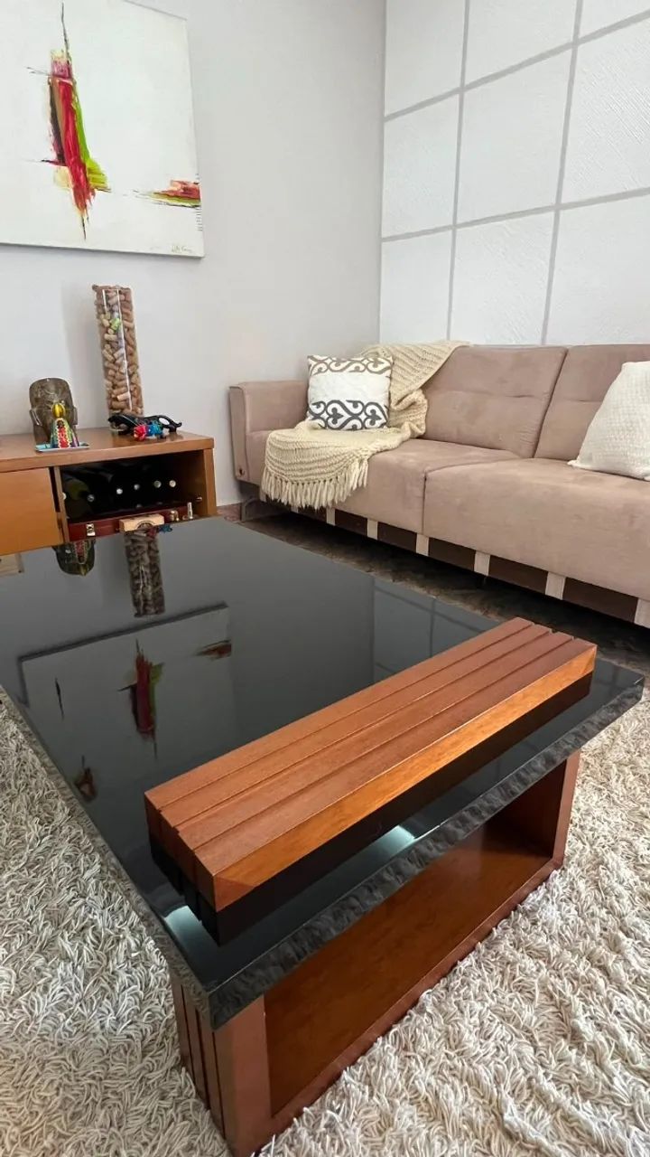 Mesa de centro em madeira com tampo preto 