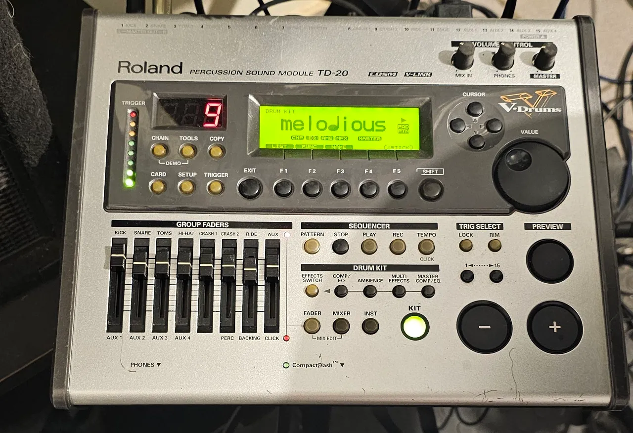 Módulo Roland TD-12 com problema no visor, o resto tudo
