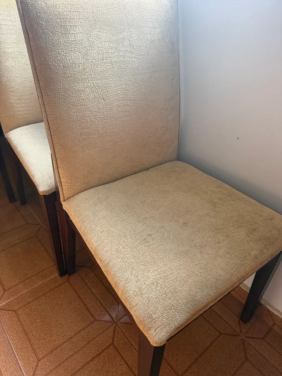 Mesa vidro e pés e cadeiras em madeira  - Foto 4