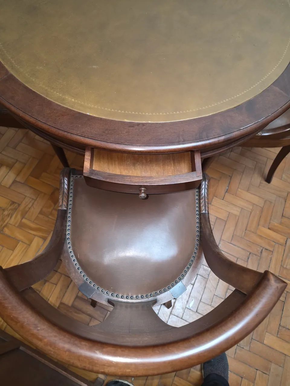 Mesa com 4 gavetas e  4 cadeiras estofadas, para jogo de cartas.  - Foto 3