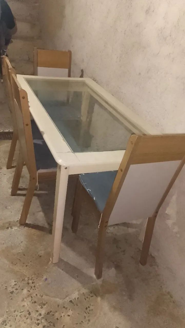 Mesa com 4 cadeiras 