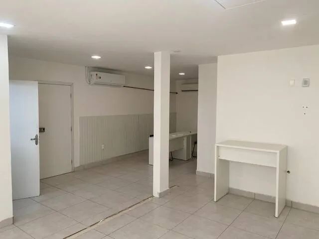 Sala comercial térrea no Bairro dos Ipês.