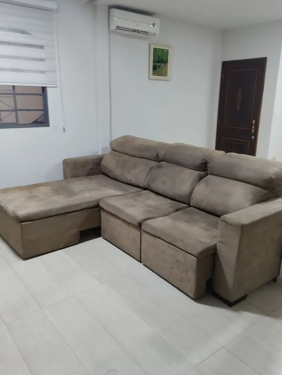 Sofá com Chaise 3 lugares em suede