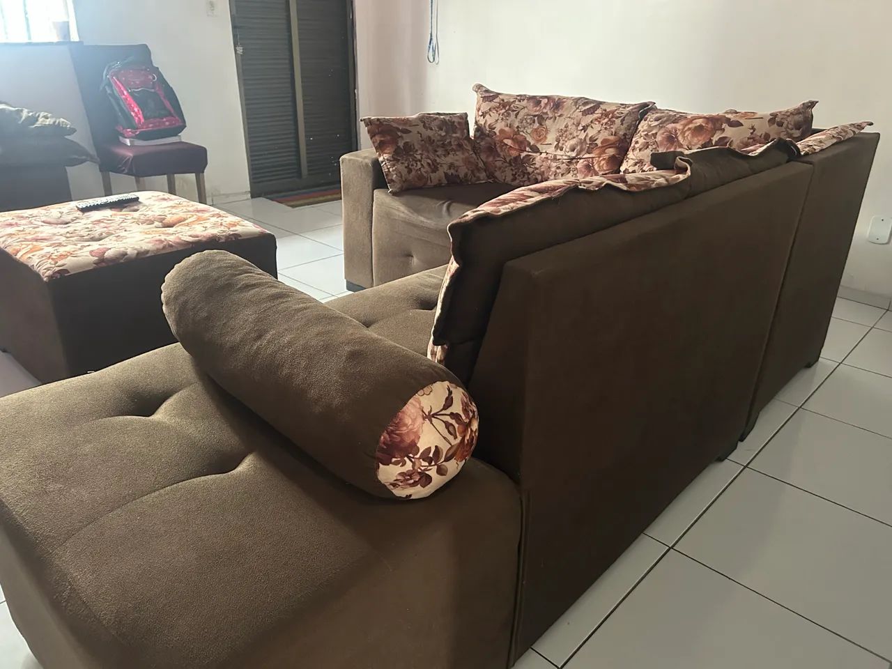 Vende se um sofá  em L semi novo  - Foto 4