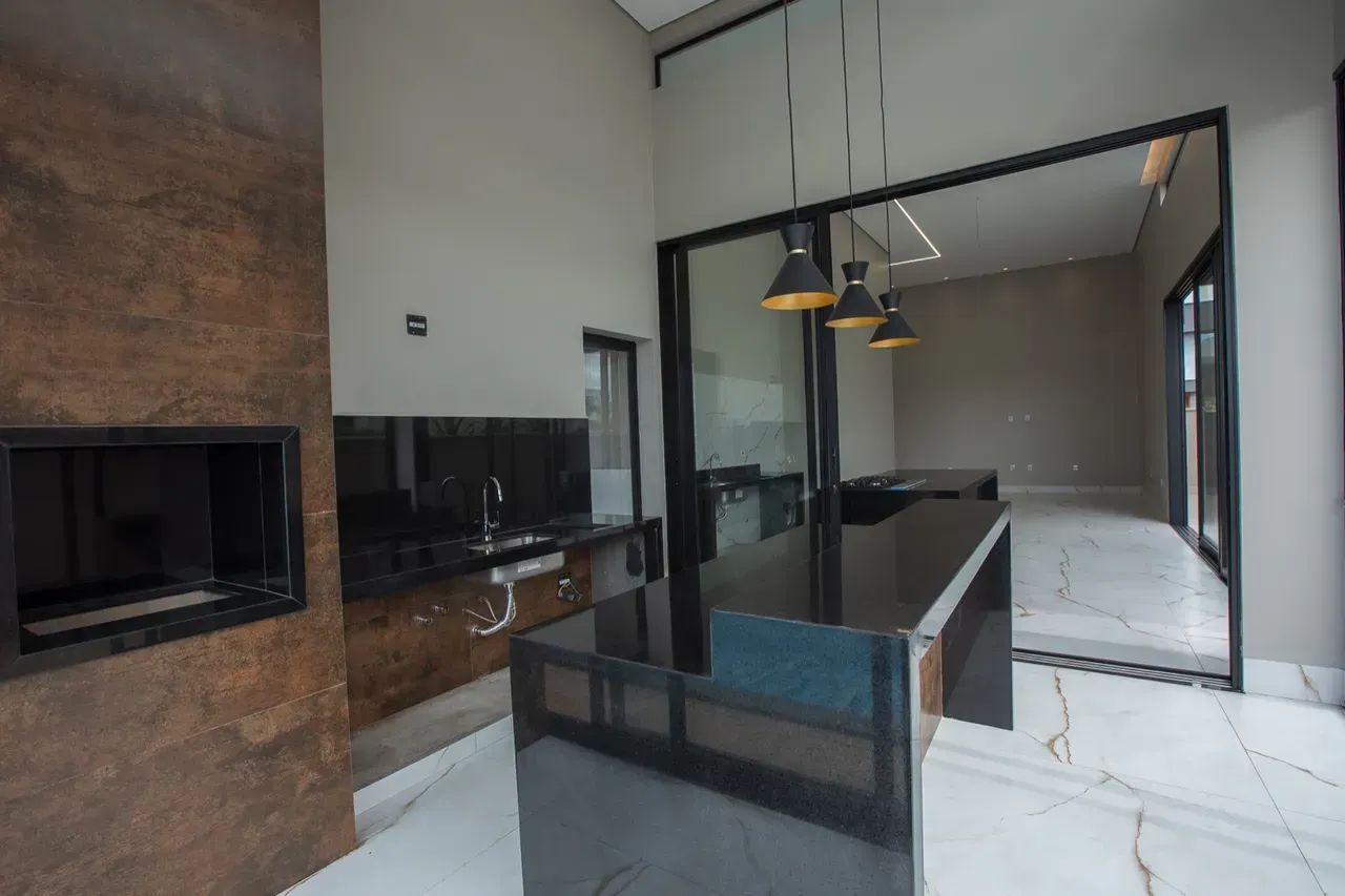 Alphaville Uberlândia 2 - Casa Terrea com 233 metros 4 quartos e  pisscina - Foto 2